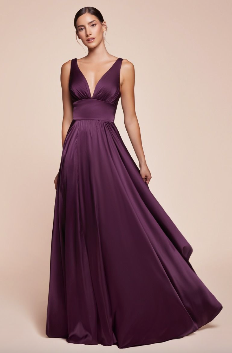 Brad *tailles 2 à 12* - robe longue en tissus satiné avec décolleté en V et jambe fendue Brad *tailles 2 à 12* - robe longue en tissus satiné avec décolleté en V et jambe fendue