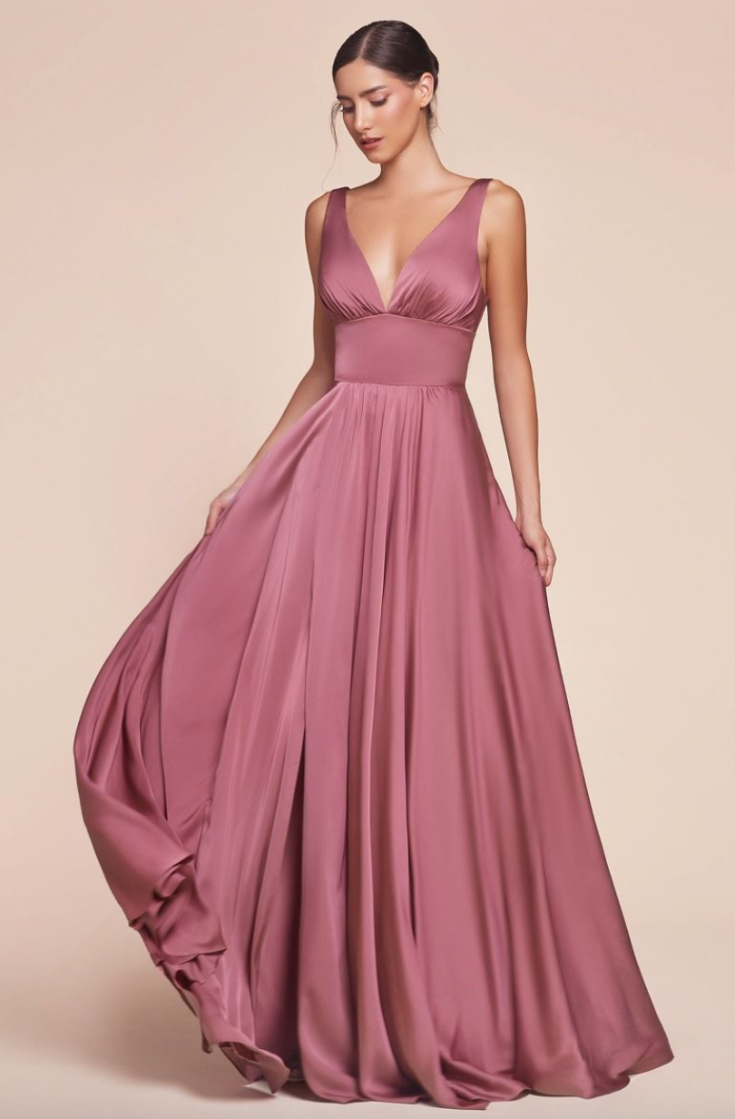 Brad *tailles 2 à 12* - robe longue en tissus satiné avec décolleté en V et jambe fendue Brad *tailles 2 à 12* - robe longue en tissus satiné avec décolleté en V et jambe fendue