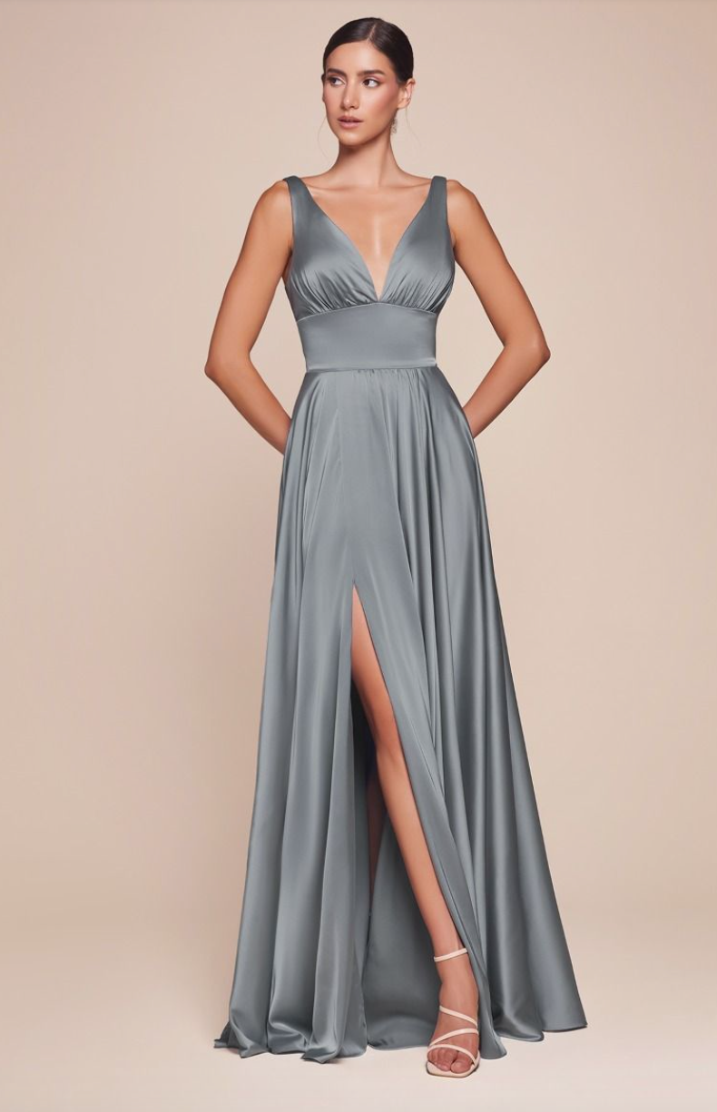 Brad *tailles 2 à 12* - robe longue en tissus satiné avec décolleté en V et jambe fendue Brad *tailles 2 à 12* - robe longue en tissus satiné avec décolleté en V et jambe fendue