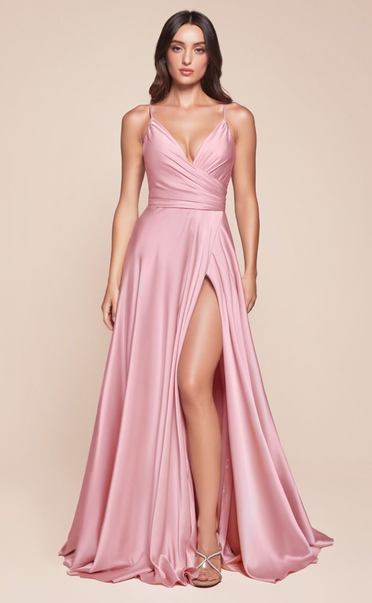 Preston *taille 16 à 24* - robe longue en tissus satiné avec décolleté en V plongeant, bretelles fines et jambe fendue Preston *taille 16 à 24* - robe longue en tissus satiné avec décolleté en V plongeant, bretelles fines et jambe fendue