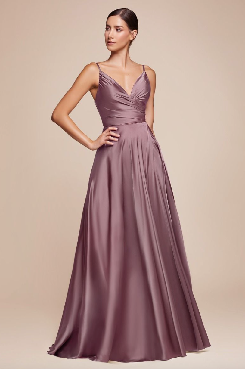 Preston *taille 16 à 24* - robe longue en tissus satiné avec décolleté en V plongeant, bretelles fines et jambe fendue Preston *taille 16 à 24* - robe longue en tissus satiné avec décolleté en V plongeant, bretelles fines et jambe fendue