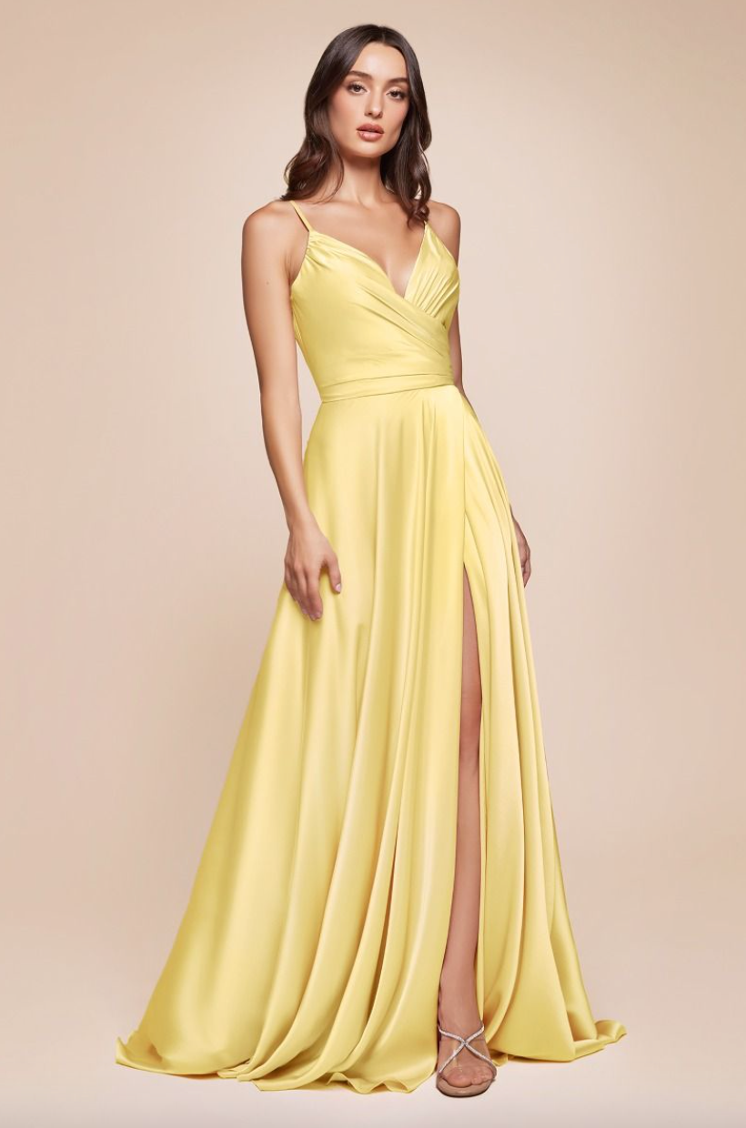 Preston *taille 16 à 24* - robe longue en tissus satiné avec décolleté en V plongeant, bretelles fines et jambe fendue Preston *taille 16 à 24* - robe longue en tissus satiné avec décolleté en V plongeant, bretelles fines et jambe fendue