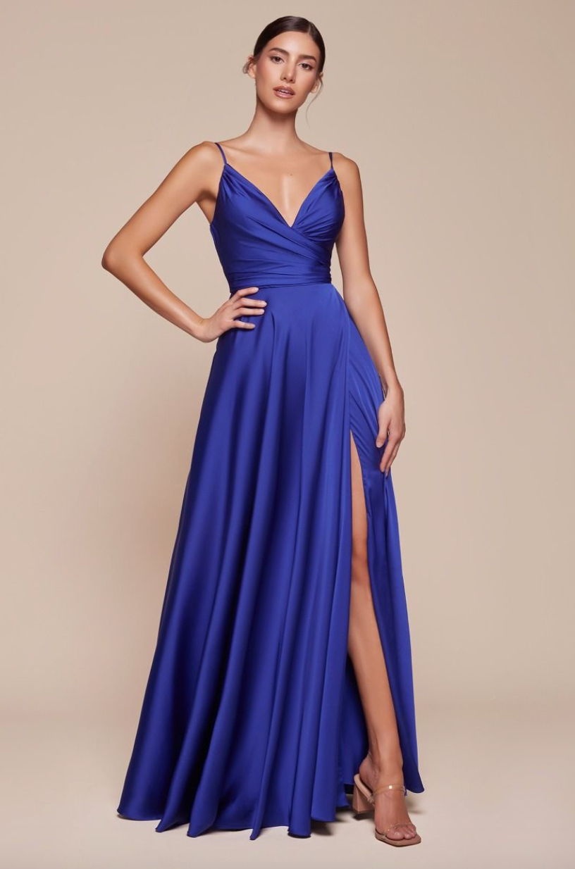 Preston *taille 16 à 24* - robe longue en tissus satiné avec décolleté en V plongeant, bretelles fines et jambe fendue Preston *taille 16 à 24* - robe longue en tissus satiné avec décolleté en V plongeant, bretelles fines et jambe fendue