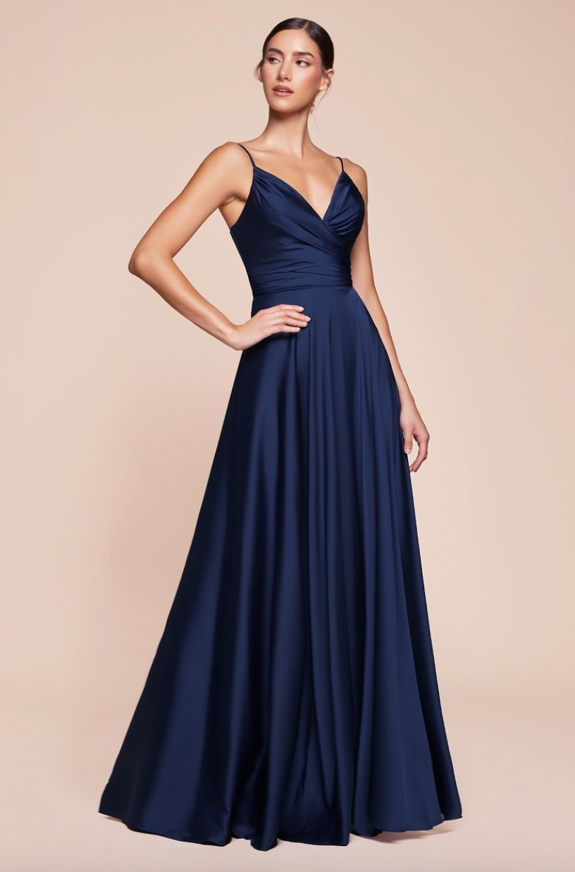 Preston *taille 16 à 24* - robe longue en tissus satiné avec décolleté en V plongeant, bretelles fines et jambe fendue Preston *taille 16 à 24* - robe longue en tissus satiné avec décolleté en V plongeant, bretelles fines et jambe fendue