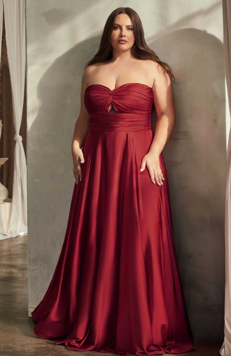 Weston *tailles 16 à 24* - robe longue en tissus satiné avec bustier en coeur et cut-out à l'avant Weston *tailles 16 à 24* - robe longue en tissus satiné avec bustier en coeur et cut-out à l'avant