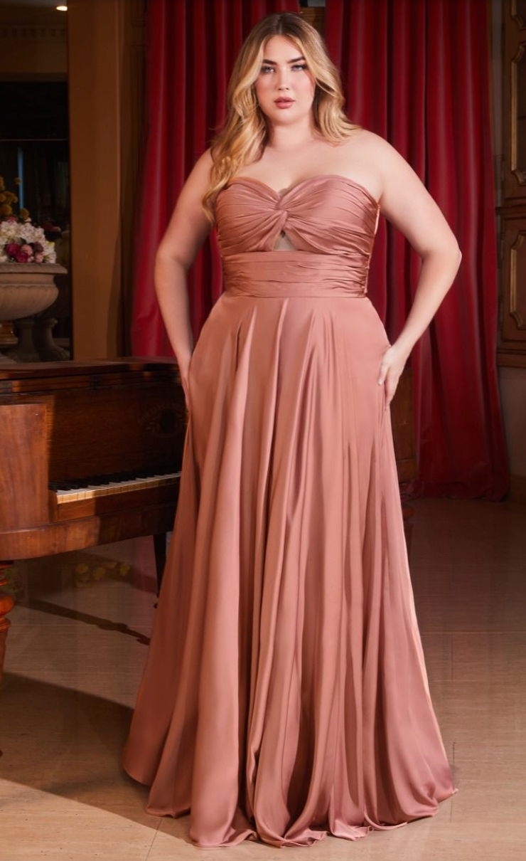 Weston *tailles 16 à 24* - robe longue en tissus satiné avec bustier en coeur et cut-out à l'avant Weston *tailles 16 à 24* - robe longue en tissus satiné avec bustier en coeur et cut-out à l'avant