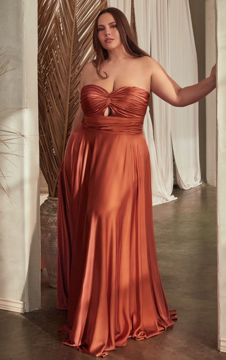 Weston *tailles 16 à 24* - robe longue en tissus satiné avec bustier en coeur et cut-out à l'avant Weston *tailles 16 à 24* - robe longue en tissus satiné avec bustier en coeur et cut-out à l'avant