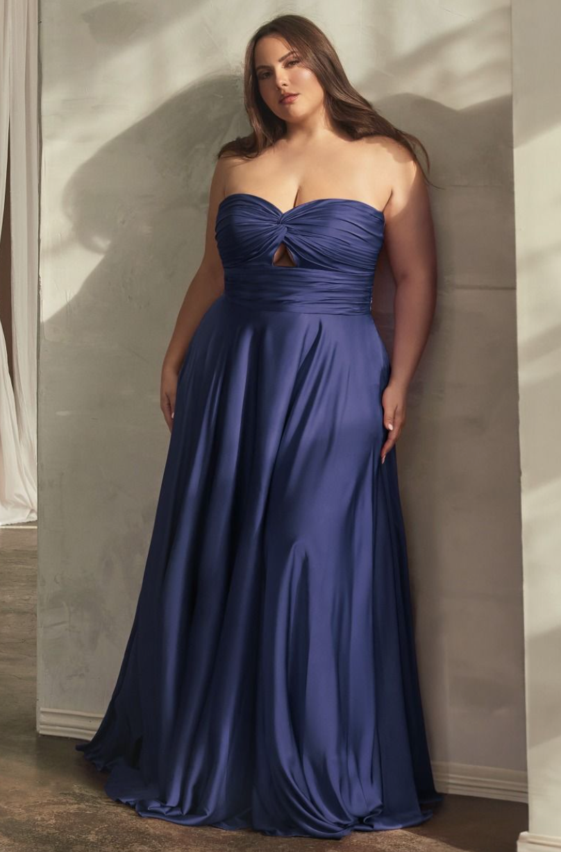 Weston *tailles 16 à 24* - robe longue en tissus satiné avec bustier en coeur et cut-out à l'avant Weston *tailles 16 à 24* - robe longue en tissus satiné avec bustier en coeur et cut-out à l'avant