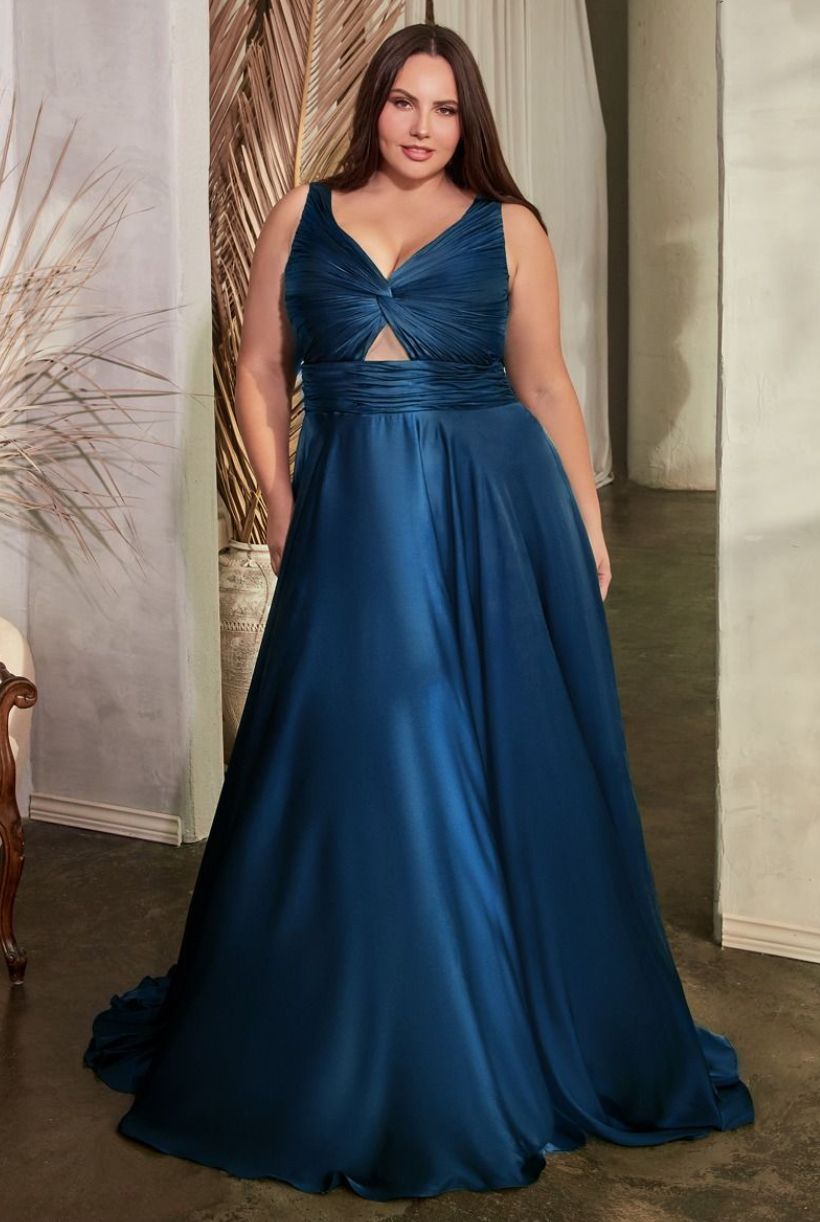 Rushe *tailles 16 à 24* - robe longue en tissus satiné avec jeu de plis et cut-out à l'avant Rushe *tailles 16 à 24* - robe longue en tissus satiné avec jeu de plis et cut-out à l'avant