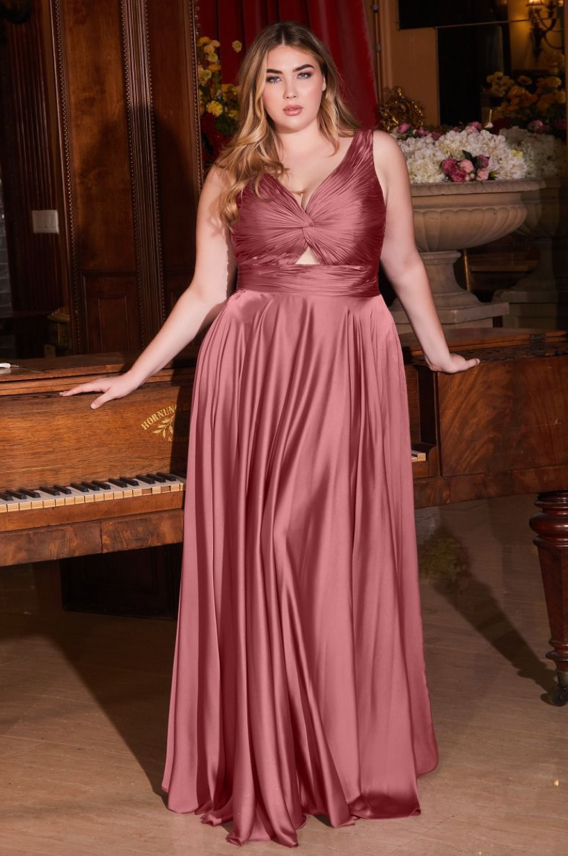 Rushe *tailles 16 à 24* - robe longue en tissus satiné avec jeu de plis et cut-out à l'avant Rushe *tailles 16 à 24* - robe longue en tissus satiné avec jeu de plis et cut-out à l'avant