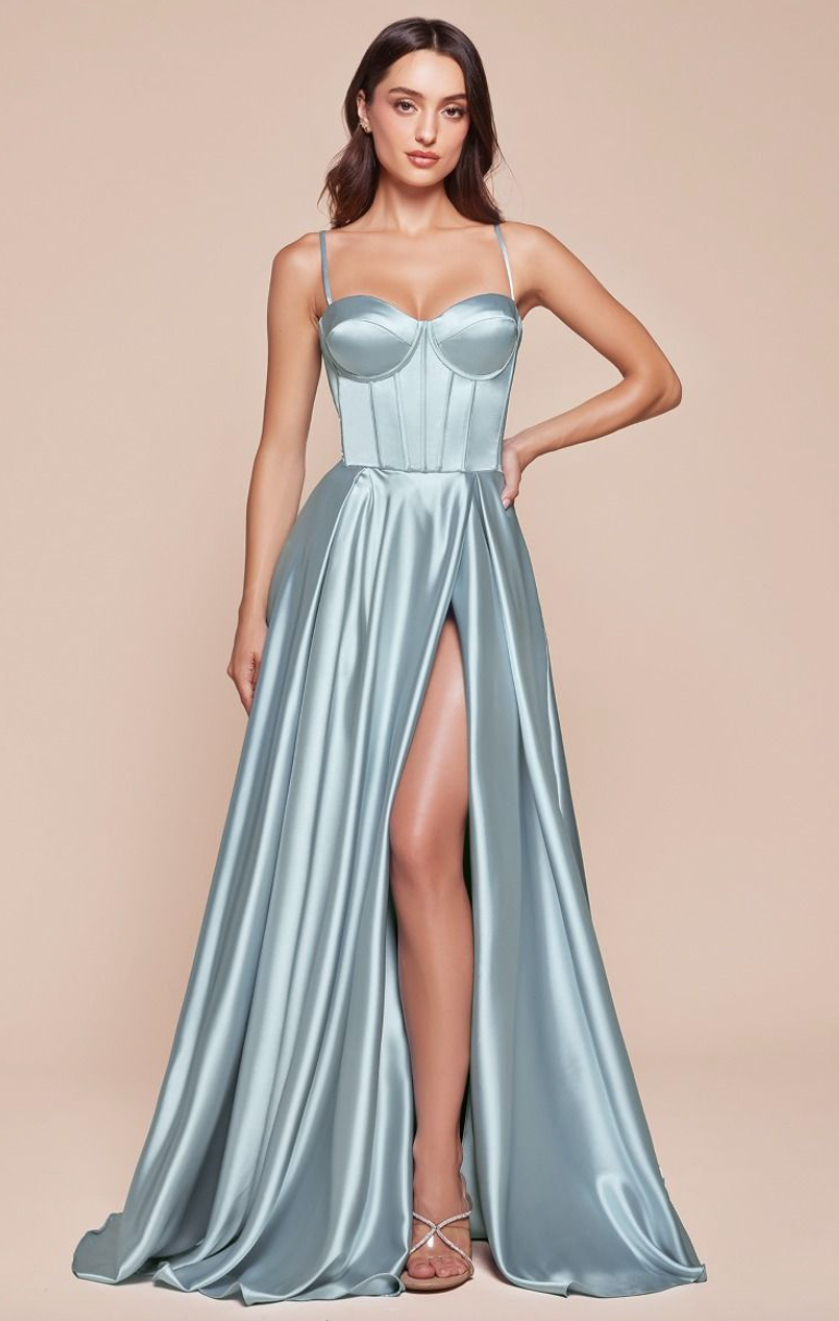 Heather - robe longue en tissus satiné avec corset, bretelles fines, dos lacé et jambe fendue Heather - robe longue en tissus satiné avec corset, bretelles fines, dos lacé et jambe fendue