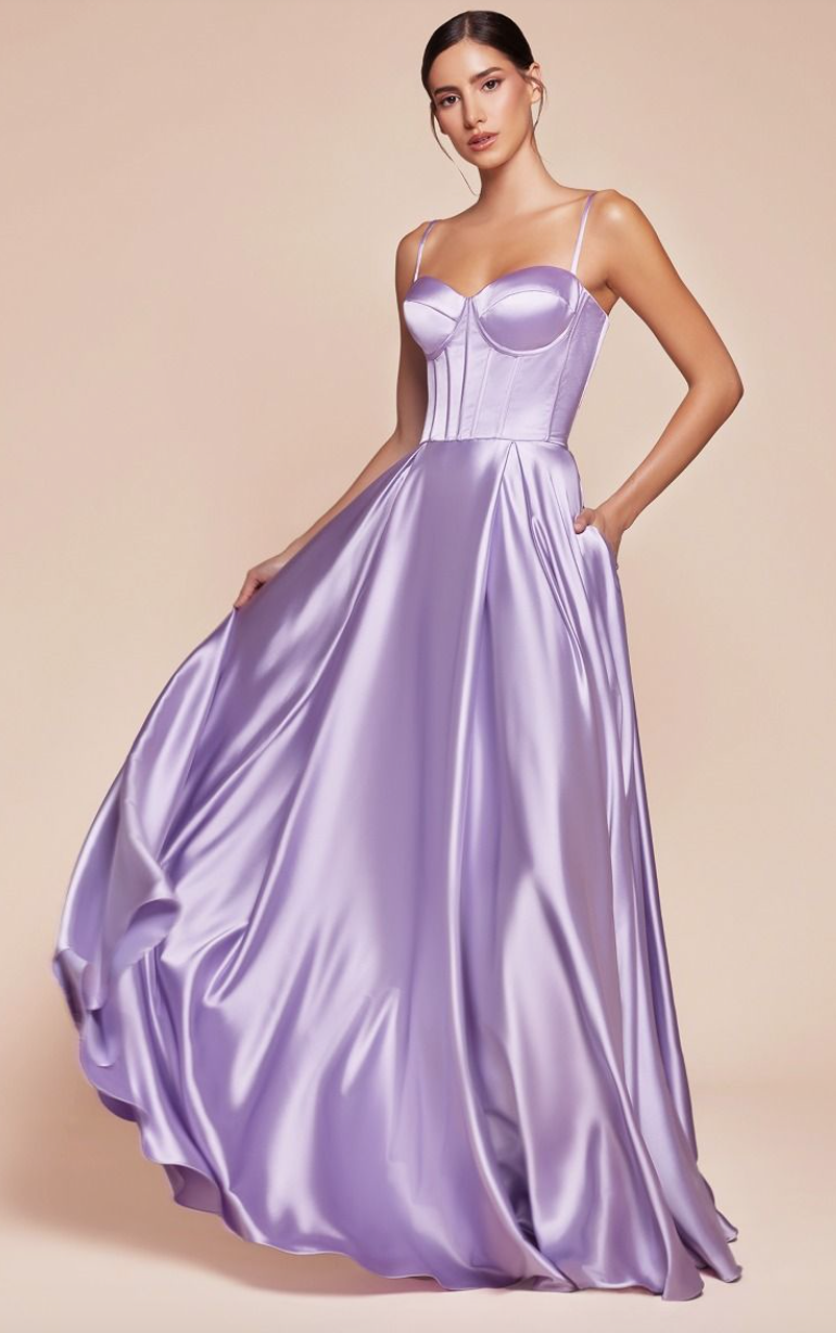 Heather - robe longue en tissus satiné avec corset, bretelles fines, dos lacé et jambe fendue Heather - robe longue en tissus satiné avec corset, bretelles fines, dos lacé et jambe fendue