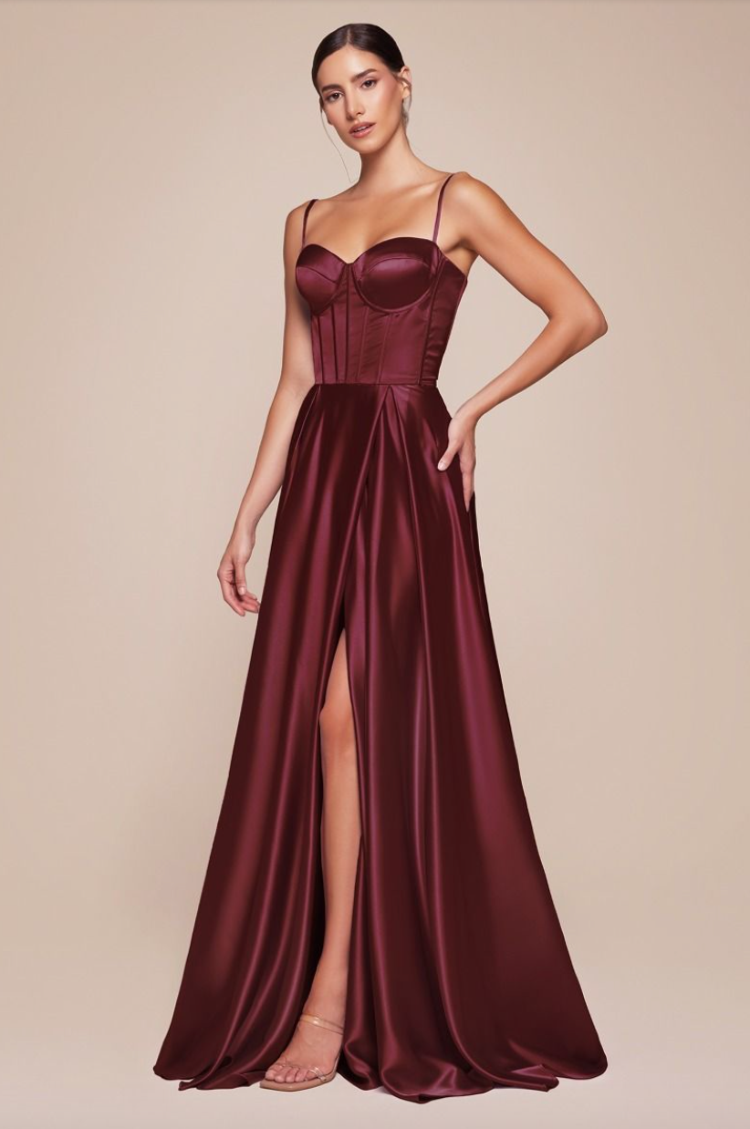 Heather - robe longue en tissus satiné avec corset, bretelles fines, dos lacé et jambe fendue Heather - robe longue en tissus satiné avec corset, bretelles fines, dos lacé et jambe fendue