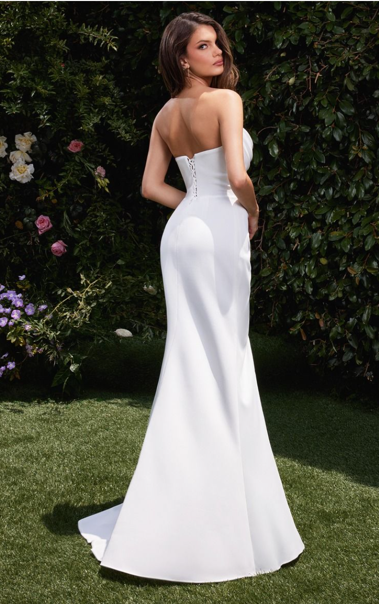 Harmia - Robe de mariée longue de coupe ajustée avec fente sans bretelles et dos lacé moderne Harmia - Robe de mariée longue de coupe ajustée avec fente sans bretelles et dos lacé moderne