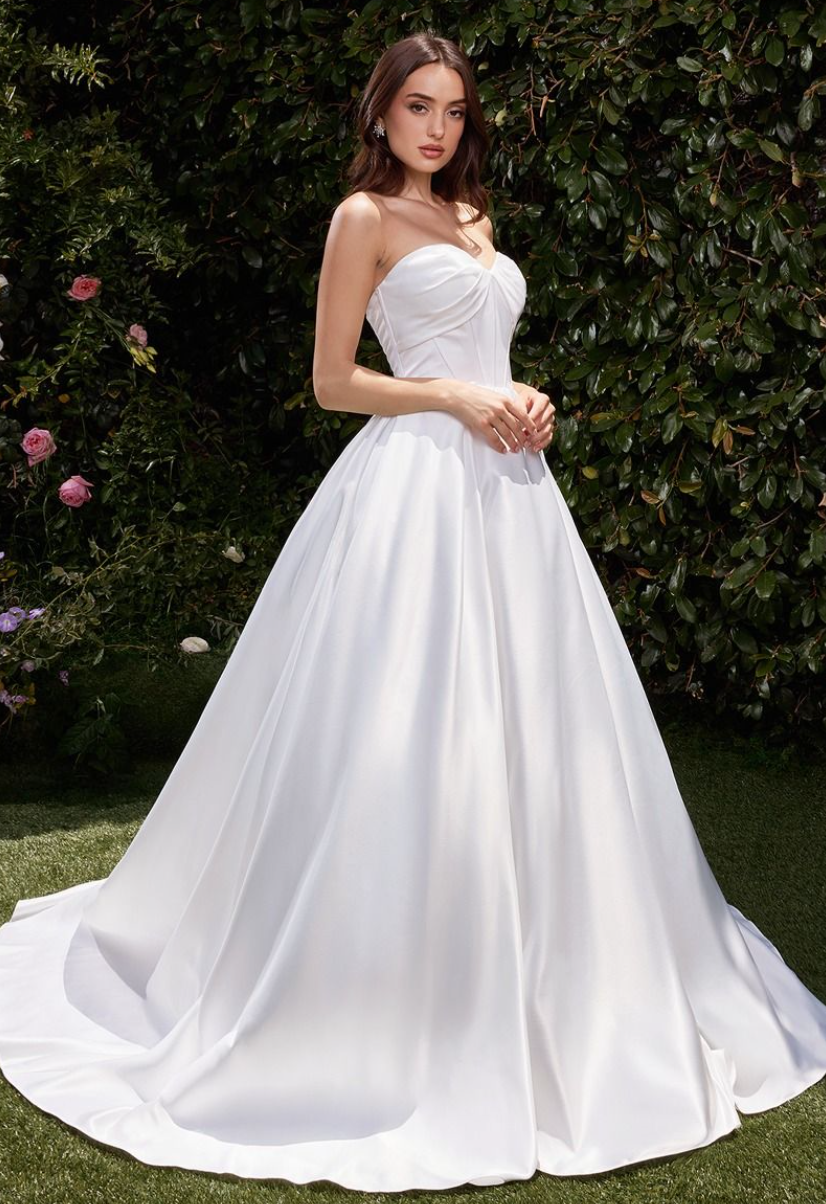 Randie - Robe de mariée de coupe princesse en satin sans bretelles et dos lacé moderne Randie - Robe de mariée de coupe princesse en satin sans bretelles et dos lacé moderne