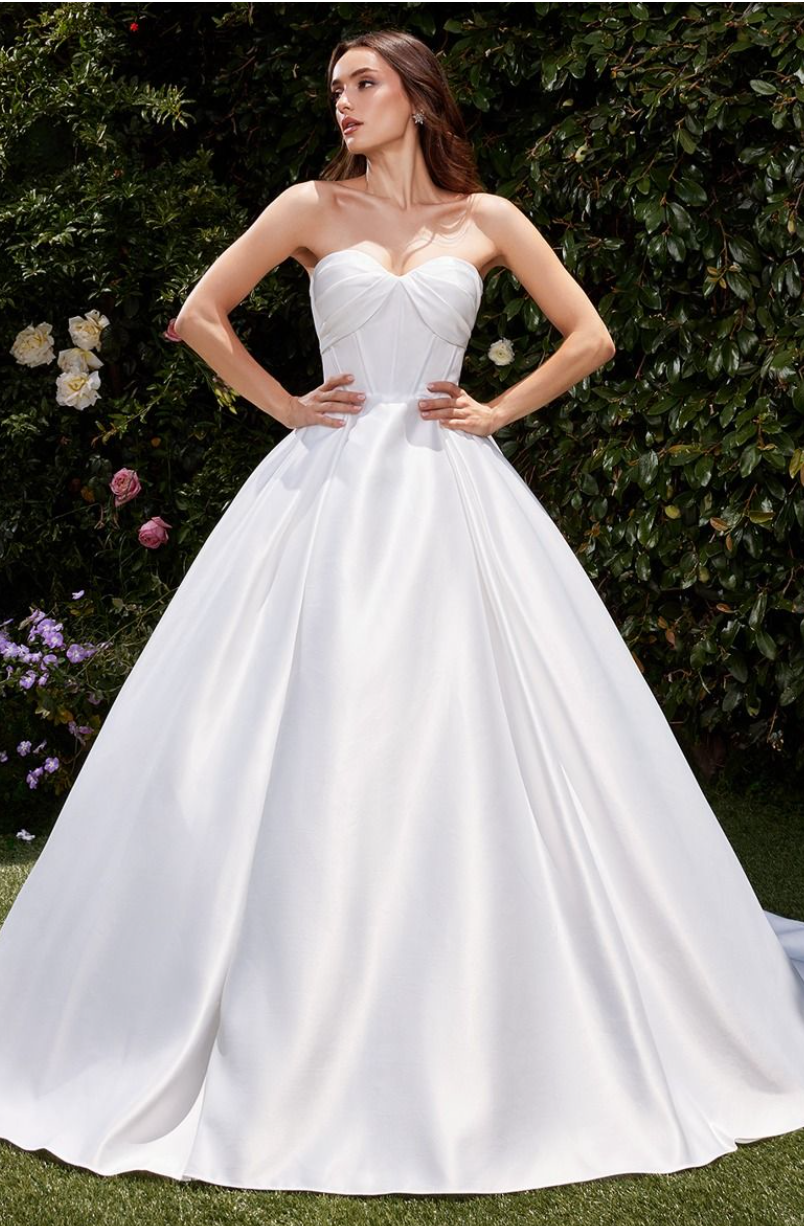 Randie - Robe de mariée de coupe princesse en satin sans bretelles et dos lacé moderne Randie - Robe de mariée de coupe princesse en satin sans bretelles et dos lacé moderne