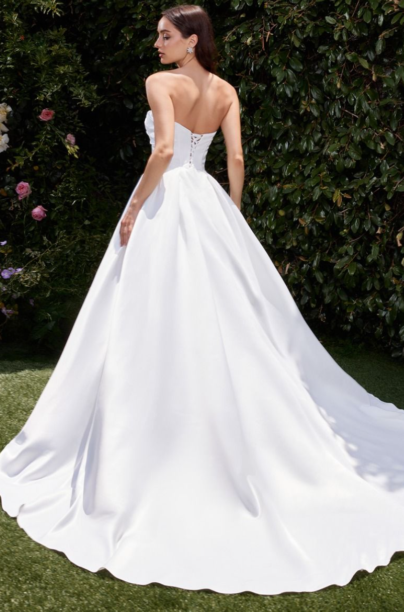 Randie - Robe de mariée de coupe princesse en satin sans bretelles et dos lacé moderne Randie - Robe de mariée de coupe princesse en satin sans bretelles et dos lacé moderne