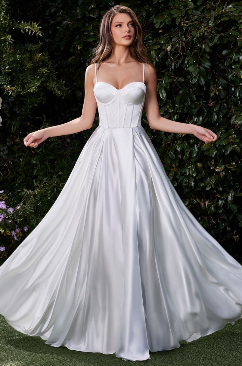 Rubie - robe longue en tissus satiné avec corset, bretelles fines, dos lacé et jambe fendue Rubie - robe longue en tissus satiné avec corset, bretelles fines, dos lacé et jambe fendue