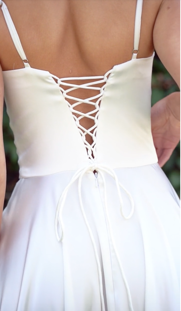 Rubie - robe longue en tissus satiné avec corset, bretelles fines, dos lacé et jambe fendue Rubie - robe longue en tissus satiné avec corset, bretelles fines, dos lacé et jambe fendue