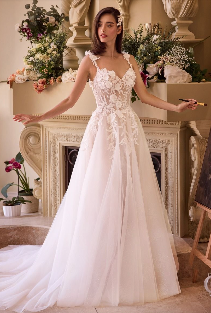 Dalida - robe de mariée en tulle brodée et dos ouvert avec jambe fendue Dalida - robe de mariée en tulle brodée et dos ouvert avec jambe fendue