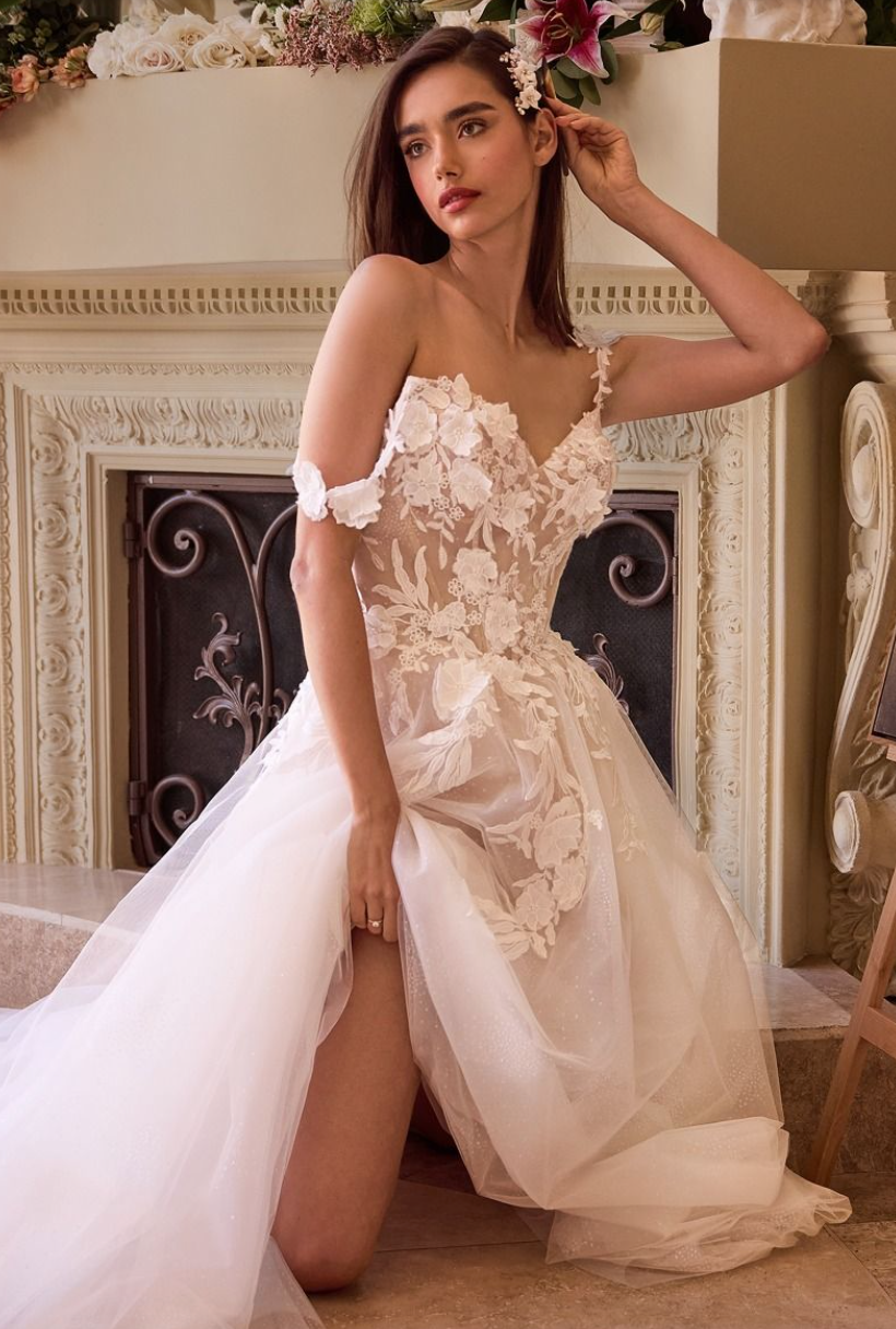 Dalida - robe de mariée en tulle brodée et dos ouvert avec jambe fendue Dalida - robe de mariée en tulle brodée et dos ouvert avec jambe fendue