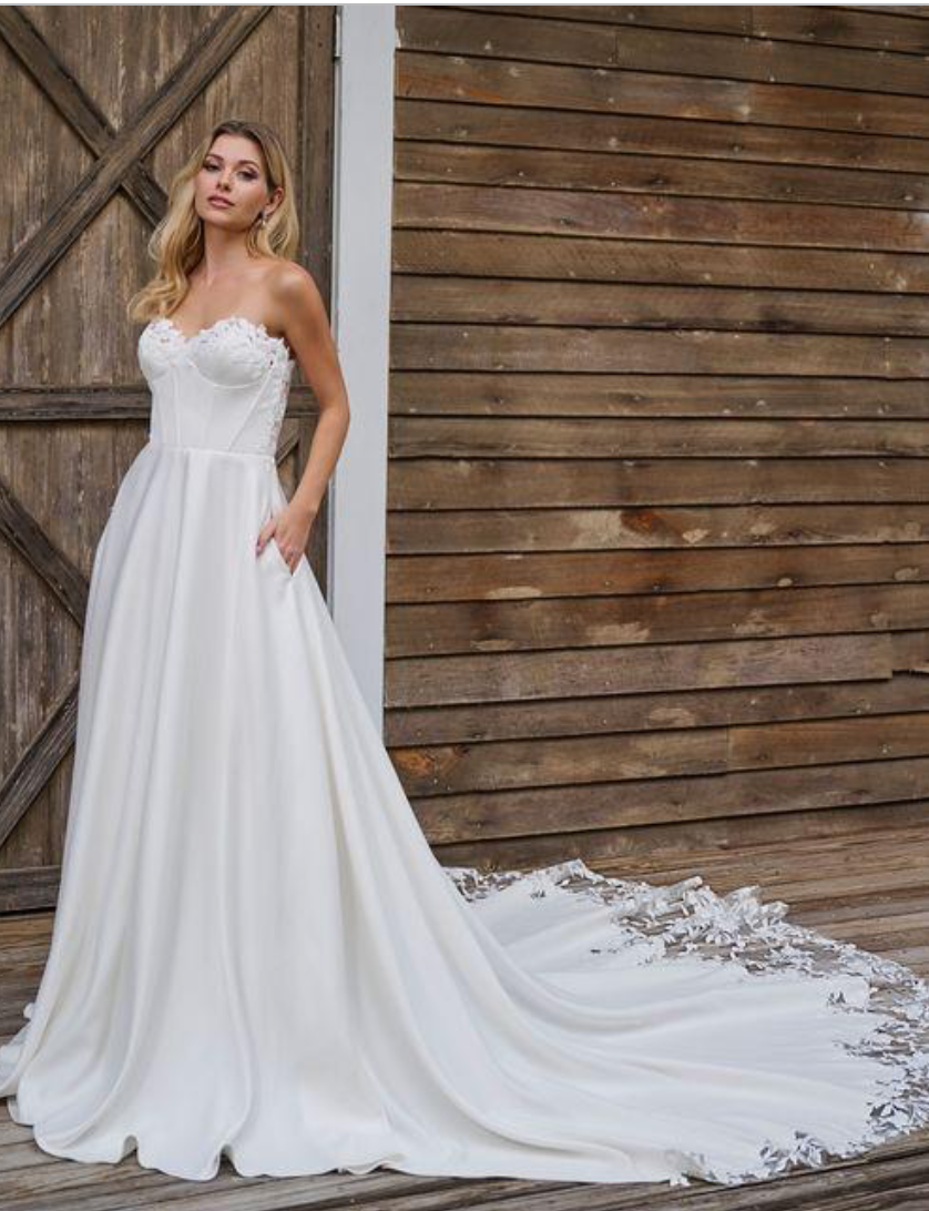 *EXCLUSIVITÉ* Mateo - robe de mariée ligne A en satin avec insertion de dentelle moderne au buste et à la traîne *EXCLUSIVITÉ* Mateo - robe de mariée ligne A en satin avec insertion de dentelle moderne au buste et à la traîne