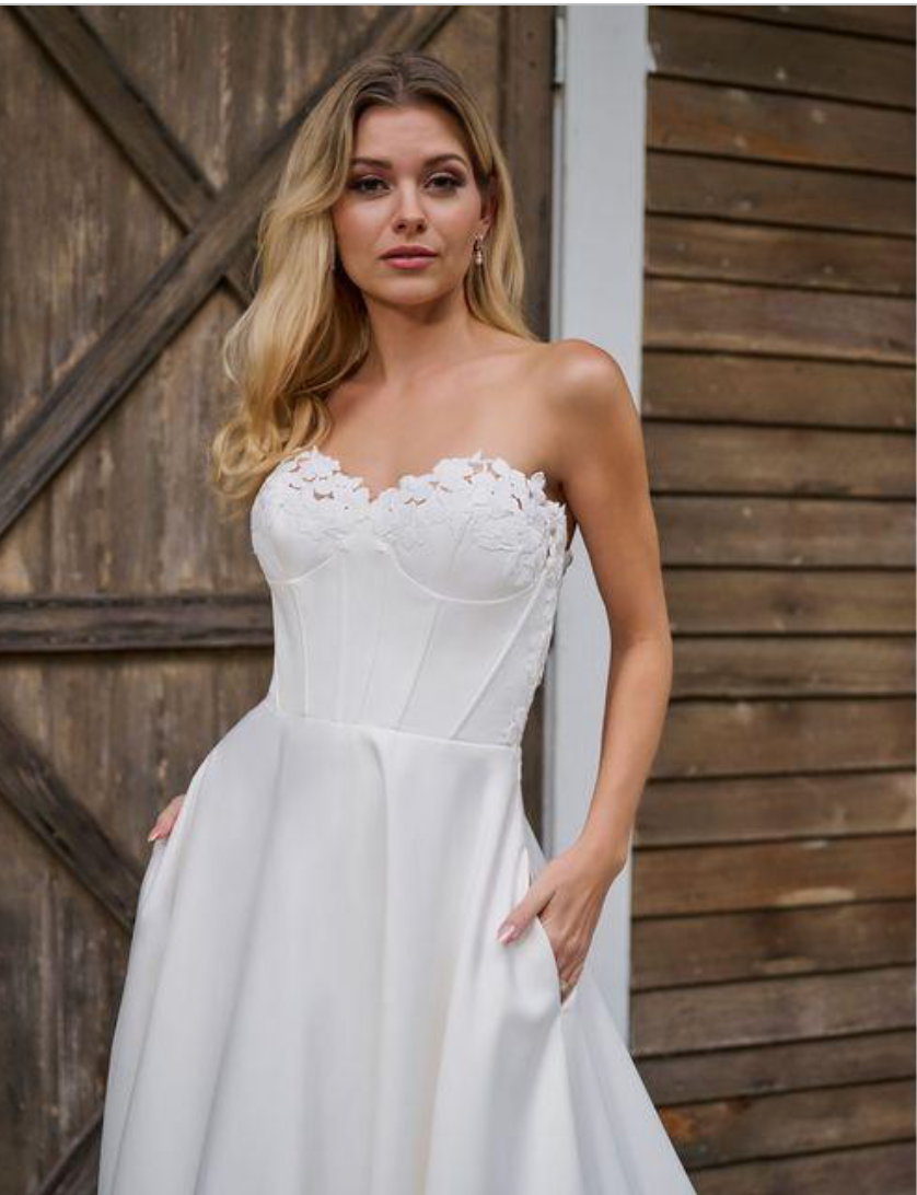 *EXCLUSIVITÉ* Mateo - robe de mariée ligne A en satin avec insertion de dentelle moderne au buste et à la traîne *EXCLUSIVITÉ* Mateo - robe de mariée ligne A en satin avec insertion de dentelle moderne au buste et à la traîne