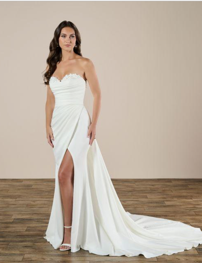 *EXCLUSIVITÉ* Georgia - robe de mariée ajustée en crêpe extensible avec encolure bustier à détails de dentelle délicate *EXCLUSIVITÉ* Georgia - robe de mariée ajustée en crêpe extensible avec encolure bustier à détails de dentelle délicate