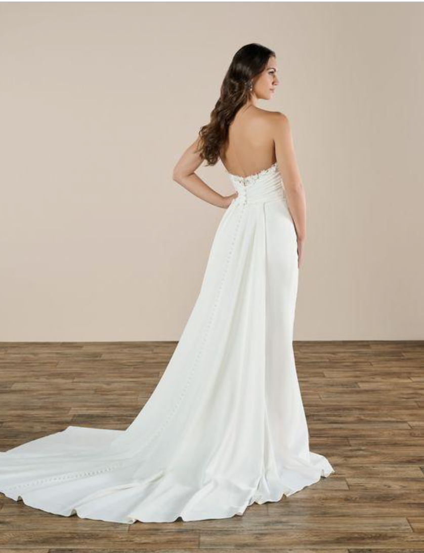 *EXCLUSIVITÉ* Georgia - robe de mariée ajustée en crêpe extensible avec encolure bustier à détails de dentelle délicate *EXCLUSIVITÉ* Georgia - robe de mariée ajustée en crêpe extensible avec encolure bustier à détails de dentelle délicate