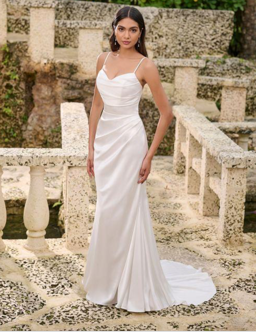 *EXCLUSIVITÉ* Boden - robe de mariée ajustée en satin extensible avec encolure cache-coeur et dos ouvert avec nouage *EXCLUSIVITÉ* Boden - robe de mariée ajustée en satin extensible avec encolure cache-coeur et dos ouvert avec nouage