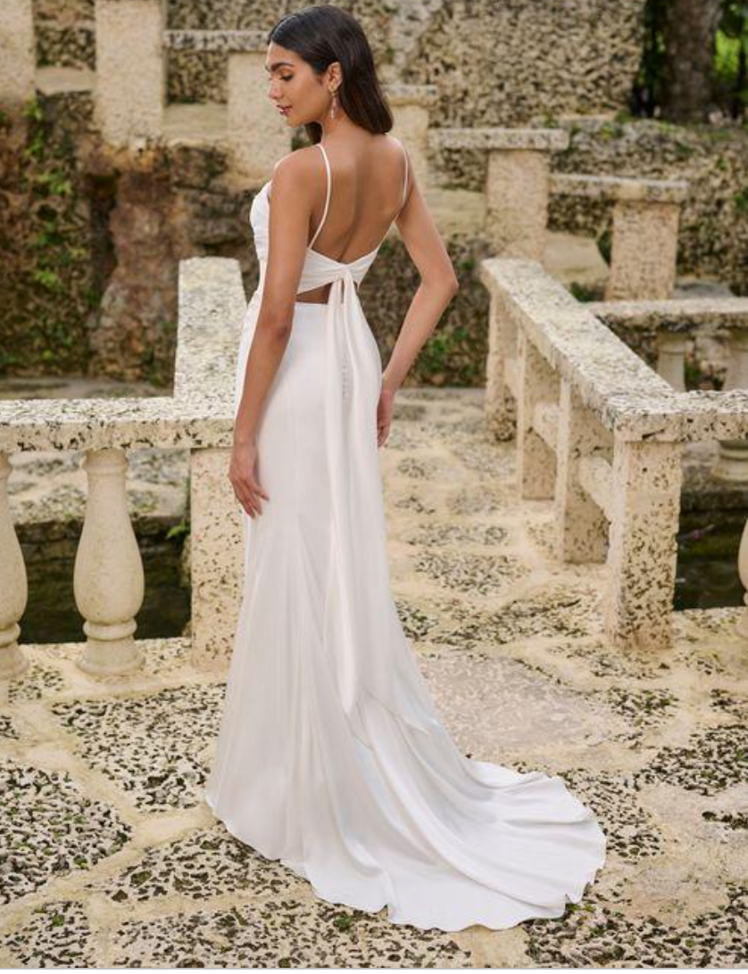*EXCLUSIVITÉ* Boden - robe de mariée ajustée en satin extensible avec encolure cache-coeur et dos ouvert avec nouage *EXCLUSIVITÉ* Boden - robe de mariée ajustée en satin extensible avec encolure cache-coeur et dos ouvert avec nouage