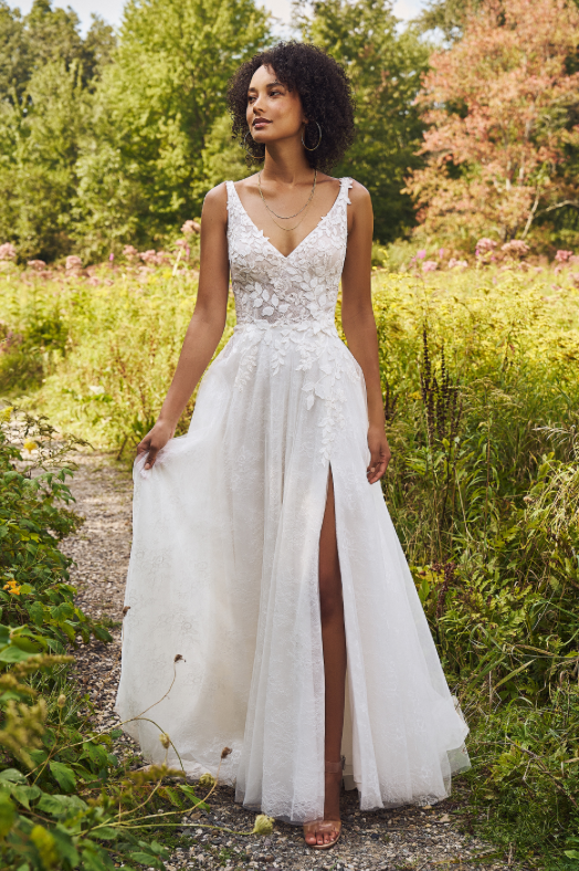 Evelyn - robe de mariée romantique de coupe A en tulle et dentelle avec bretelles larges et dos ouvert Evelyn - robe de mariée romantique de coupe A en tulle et dentelle avec bretelles larges et dos ouvert