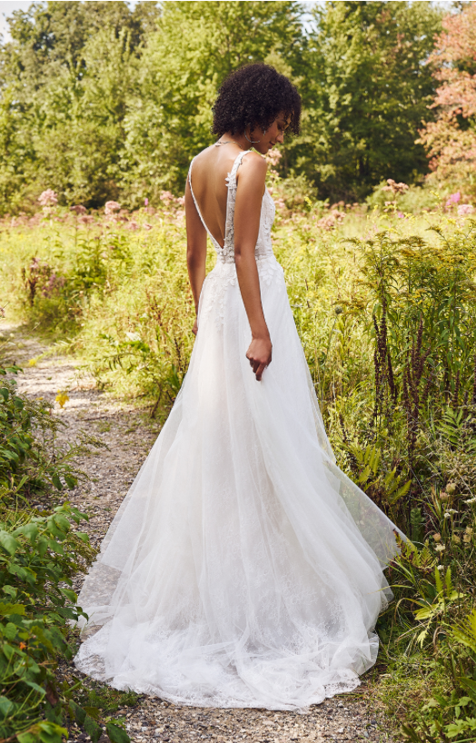 Evelyn - robe de mariée romantique de coupe A en tulle et dentelle avec bretelles larges et dos ouvert Evelyn - robe de mariée romantique de coupe A en tulle et dentelle avec bretelles larges et dos ouvert