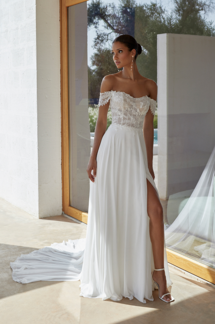 Irene - robe boho romantique en dentelle à encolure off shoulders et jupe de chiffon Irene - robe boho romantique en dentelle à encolure off shoulders et jupe de chiffon
