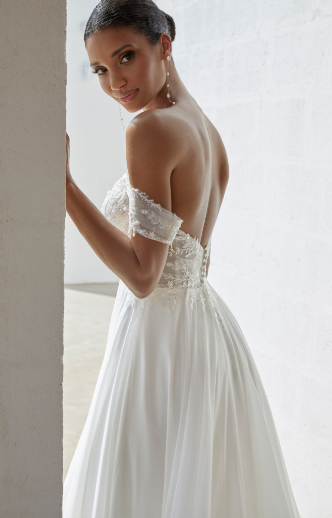 Irene - robe boho romantique en dentelle à encolure off shoulders et jupe de chiffon Irene - robe boho romantique en dentelle à encolure off shoulders et jupe de chiffon