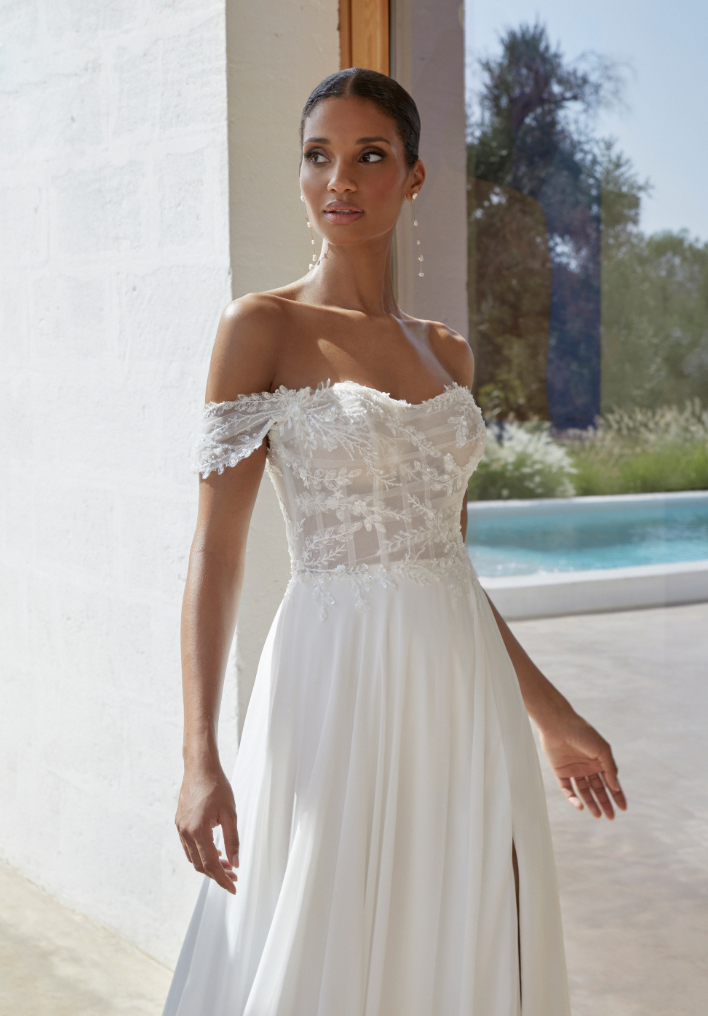 Irene - robe boho romantique en dentelle à encolure off shoulders et jupe de chiffon Irene - robe boho romantique en dentelle à encolure off shoulders et jupe de chiffon