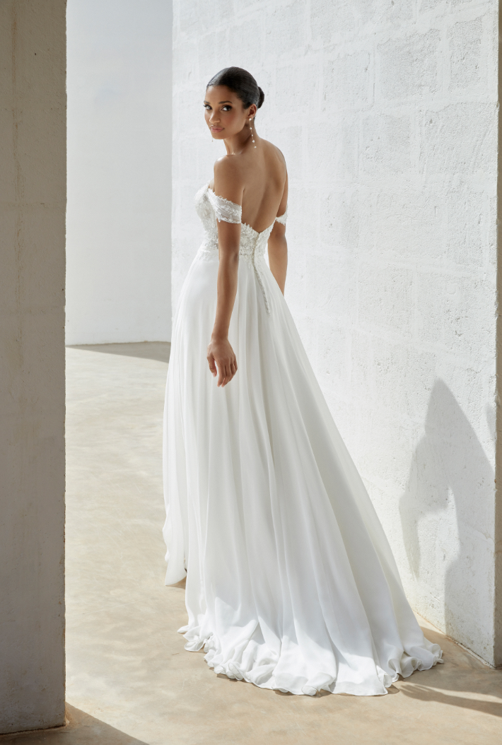 Irene - robe boho romantique en dentelle à encolure off shoulders et jupe de chiffon Irene - robe boho romantique en dentelle à encolure off shoulders et jupe de chiffon