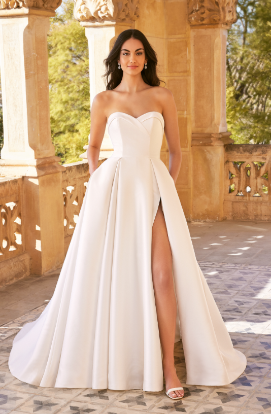 Ophelina *taille plus* - robe de mariée moderne et classique à bustier en coeur et fente à la jambe Ophelina *taille plus* - robe de mariée moderne et classique à bustier en coeur et fente à la jambe