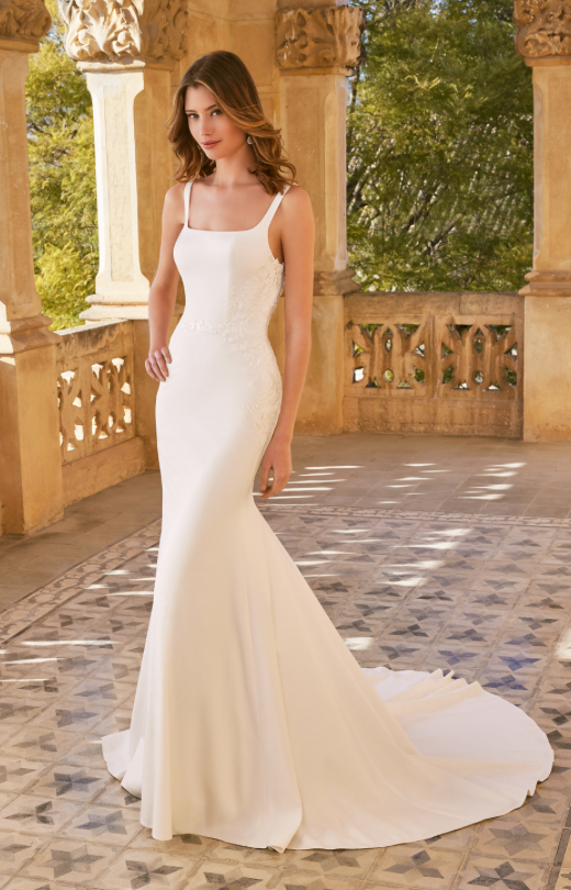 *EXCLUSIVITÉ* Vanda *échantillon taille 10* - robe de mariée coupe ajustée en crêpe avec dos ouvert avec détails de dentelle délicate *EXCLUSIVITÉ* Vanda *échantillon taille 10* - robe de mariée coupe ajustée en crêpe avec dos ouvert avec détails de dentelle délicate