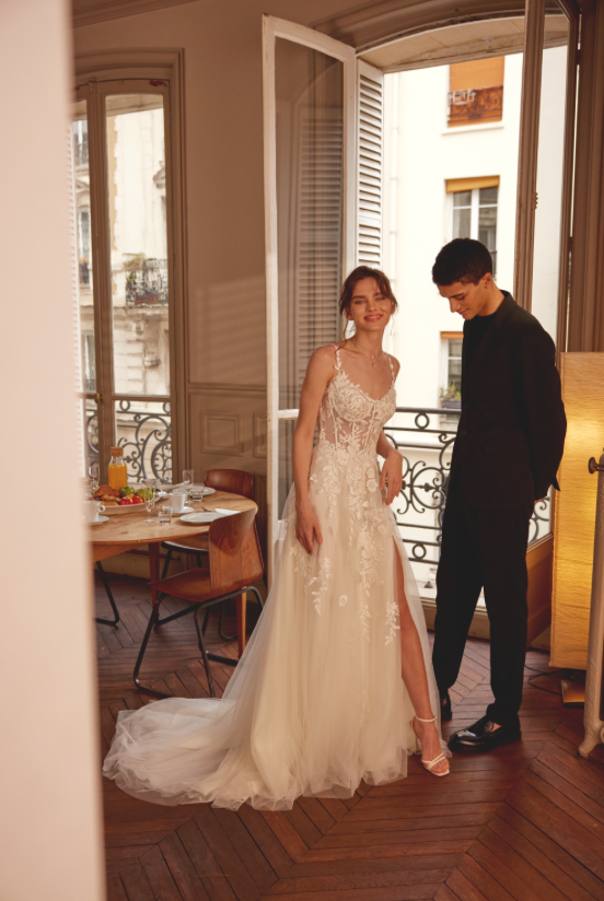 Bianka - robe de mariée romantique de coupe A en tulle et dentelle avec bretelles fines et encolure arrondie Bianka - robe de mariée romantique de coupe A en tulle et dentelle avec bretelles fines et encolure arrondie