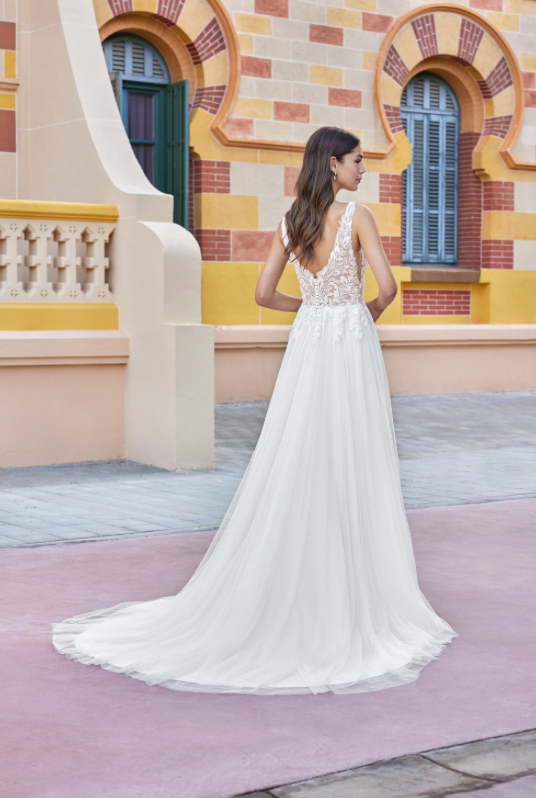 *EXCLUSIVITÉ* Claire *taille plus* - robe de mariée romantique de coupe A en tulle et dentelle avec bretelles larges et dos ouvert *EXCLUSIVITÉ* Claire *taille plus* - robe de mariée romantique de coupe A en tulle et dentelle avec bretelles larges et dos ouvert