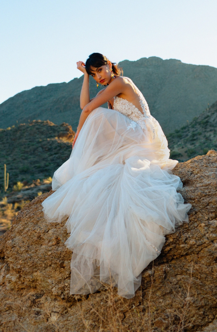 Mason - robe de mariée romantique de coupe A en tulle et dentelle sans perle avec bretelles larges et dos ouvert Mason - robe de mariée romantique de coupe A en tulle et dentelle sans perle avec bretelles larges et dos ouvert