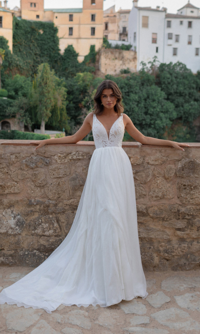 *EXCLUSIVITÉ* Valeria *taille plus* - robe de mariée avec jupe de chiffon et haut brodé de dentelle de coton sans perle *EXCLUSIVITÉ* Valeria *taille plus* - robe de mariée avec jupe de chiffon et haut brodé de dentelle de coton sans perle