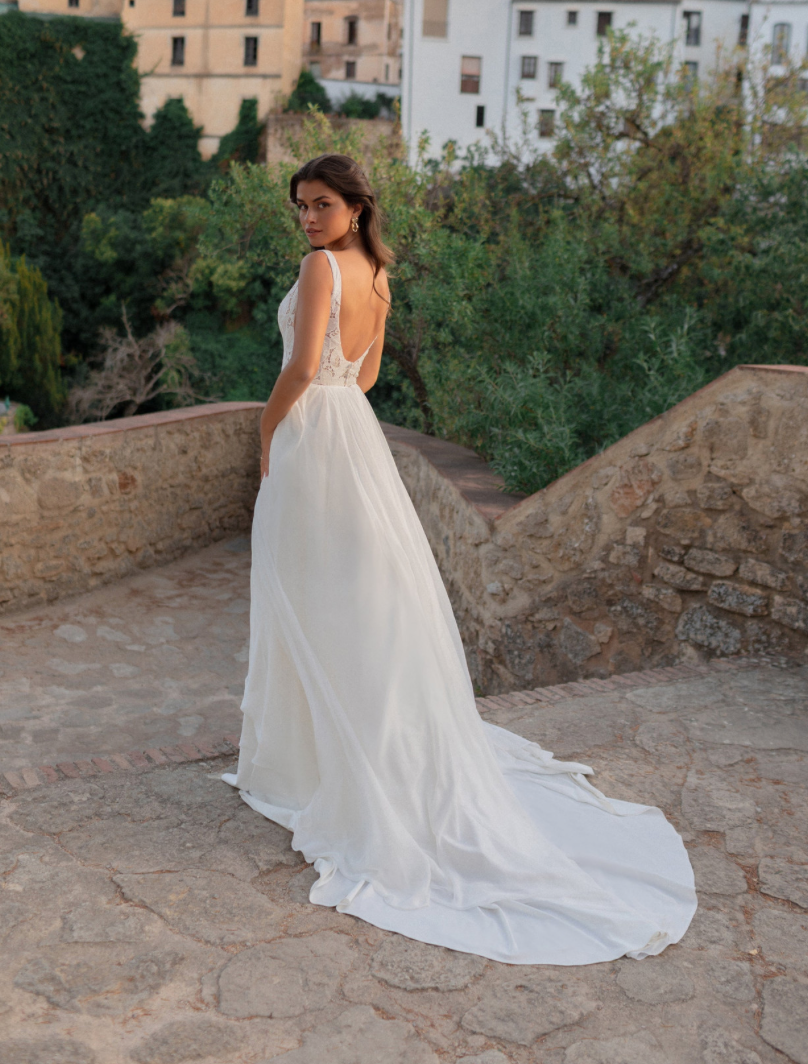 *EXCLUSIVITÉ* Valeria *taille plus* - robe de mariée avec jupe de chiffon et haut brodé de dentelle de coton sans perle *EXCLUSIVITÉ* Valeria *taille plus* - robe de mariée avec jupe de chiffon et haut brodé de dentelle de coton sans perle