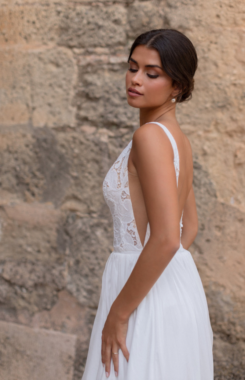 *EXCLUSIVITÉ* Valeria *taille plus* - robe de mariée avec jupe de chiffon et haut brodé de dentelle de coton sans perle *EXCLUSIVITÉ* Valeria *taille plus* - robe de mariée avec jupe de chiffon et haut brodé de dentelle de coton sans perle