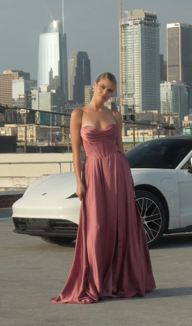 Miha - robe longue en tissus satiné avec corset, bretelles fines, dos lacé et jambe fendue Miha - robe longue en tissus satiné avec corset, bretelles fines, dos lacé et jambe fendue