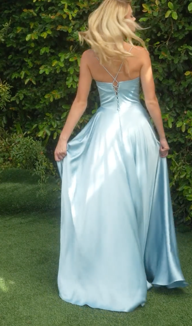 Miha - robe longue en tissus satiné avec corset, bretelles fines, dos lacé et jambe fendue Miha - robe longue en tissus satiné avec corset, bretelles fines, dos lacé et jambe fendue