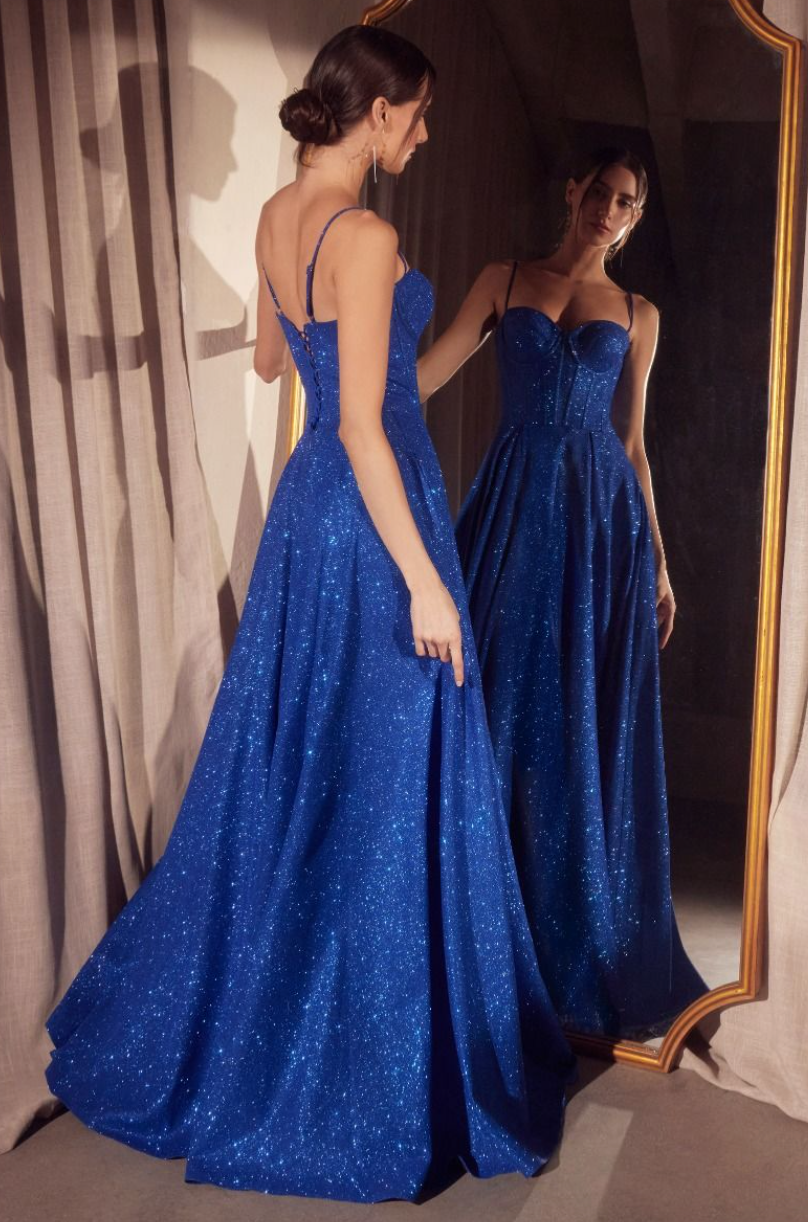 Monica - robe longue en tissus brillant avec corset, bretelles fines, dos lacé et jambe fendue Monica - robe longue en tissus brillant avec corset, bretelles fines, dos lacé et jambe fendue