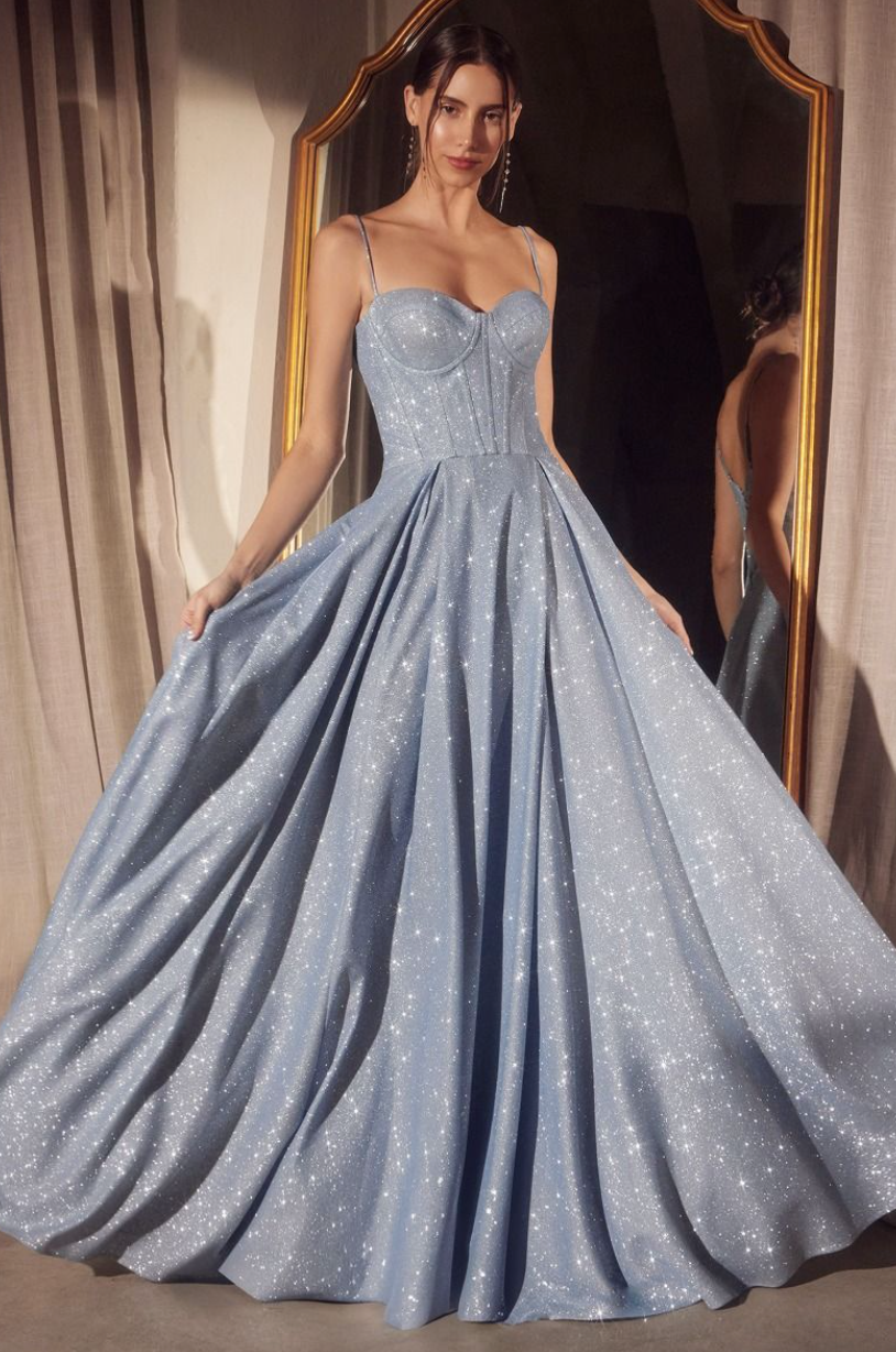 Monica - robe longue en tissus brillant avec corset, bretelles fines, dos lacé et jambe fendue Monica - robe longue en tissus brillant avec corset, bretelles fines, dos lacé et jambe fendue