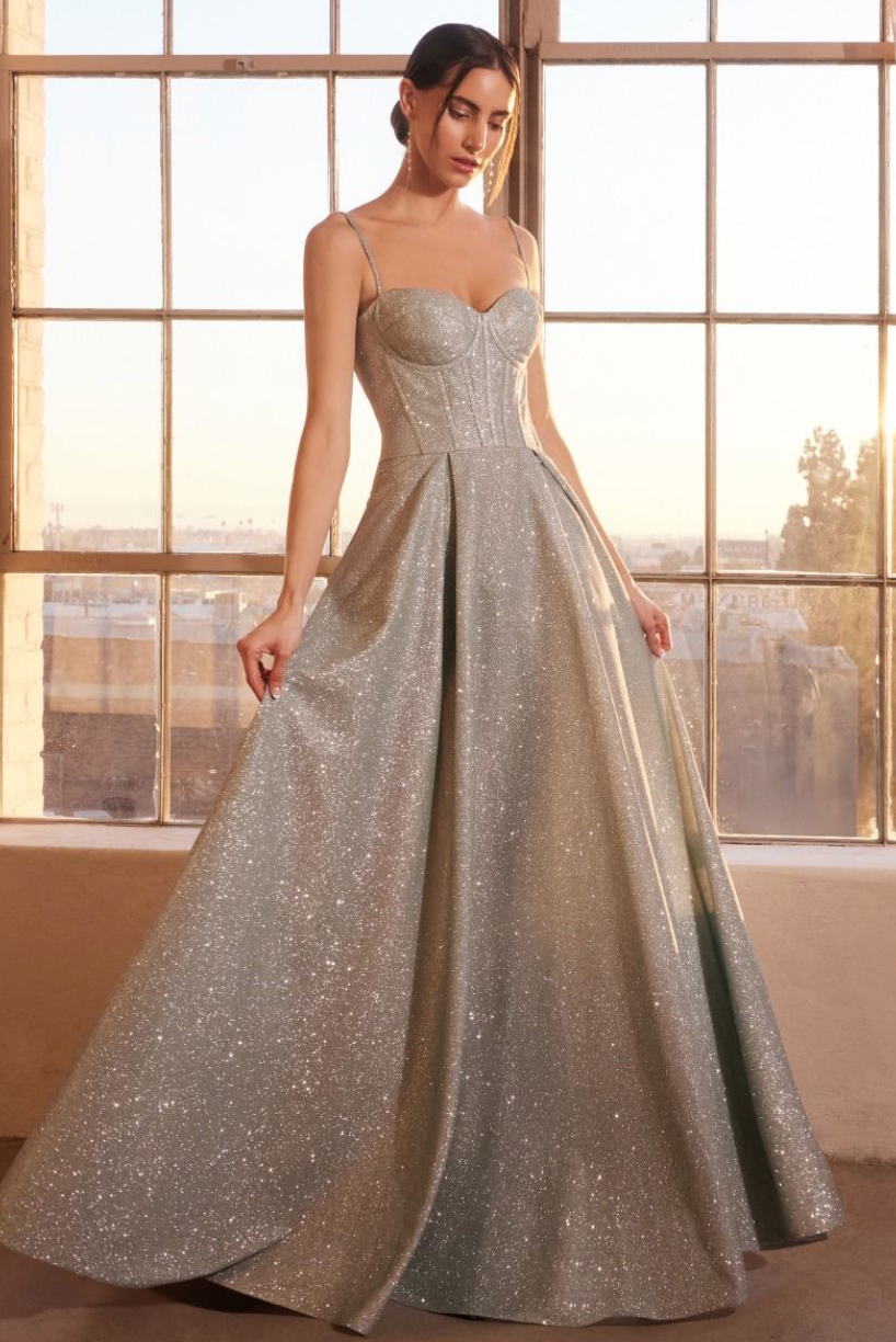 Monica - robe longue en tissus brillant avec corset, bretelles fines, dos lacé et jambe fendue Monica - robe longue en tissus brillant avec corset, bretelles fines, dos lacé et jambe fendue